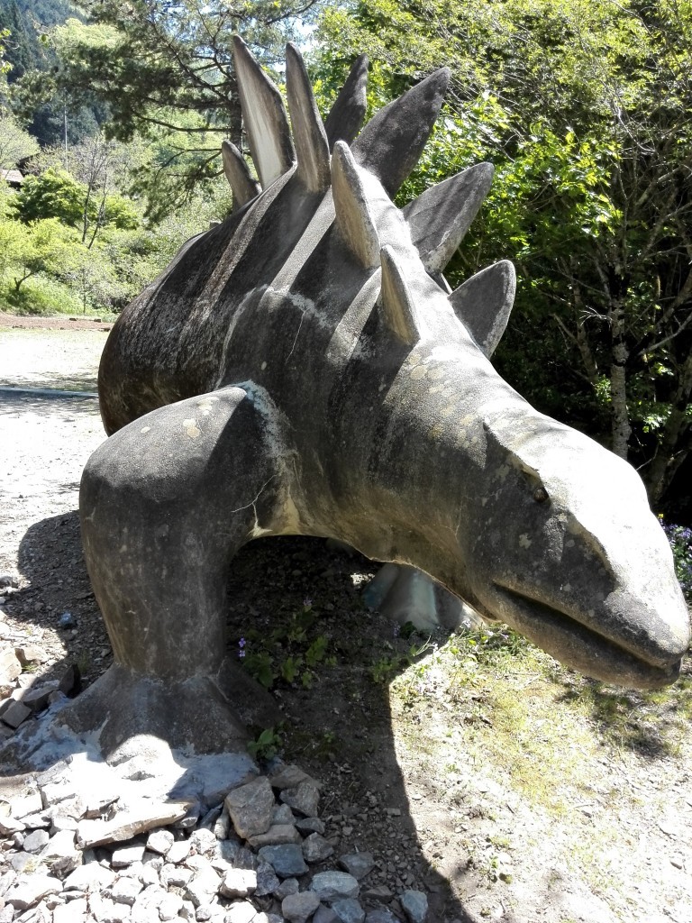 化石発掘体験地近くのステゴサウルス像