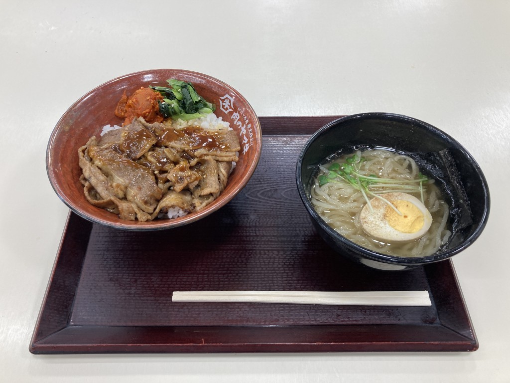 肉のヤマ牛　カルビ牛肉丼と味玉そばのハーフセット