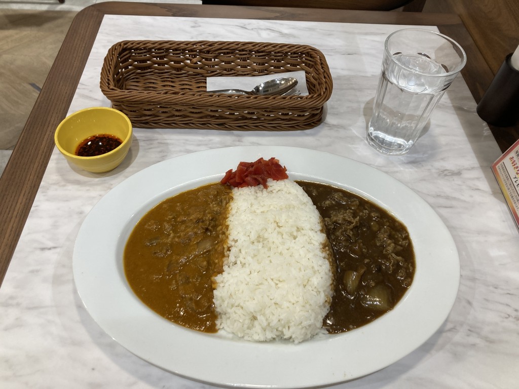 吉野家ホールディングス　もう～とりこ　しあわせのビーフカレー　あいがけビーフプラスバターに食べるラー油と福神漬け