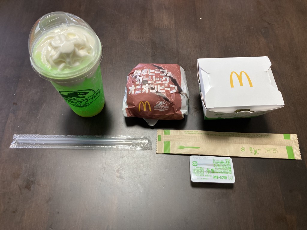 マクドナルド ジュラシック・ワールドコラボ 肉厚ビーフ&ガーリックオニオンビーフ、サラダ、マックフロートパイナップルメロン