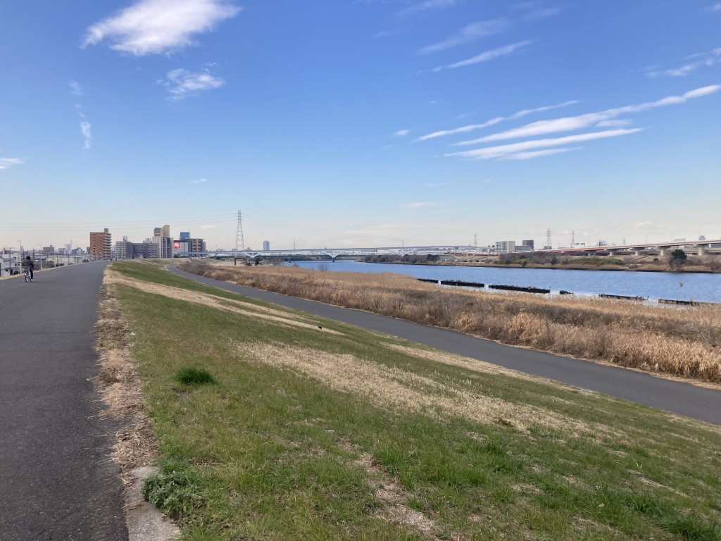 荒川沿いの道と風景