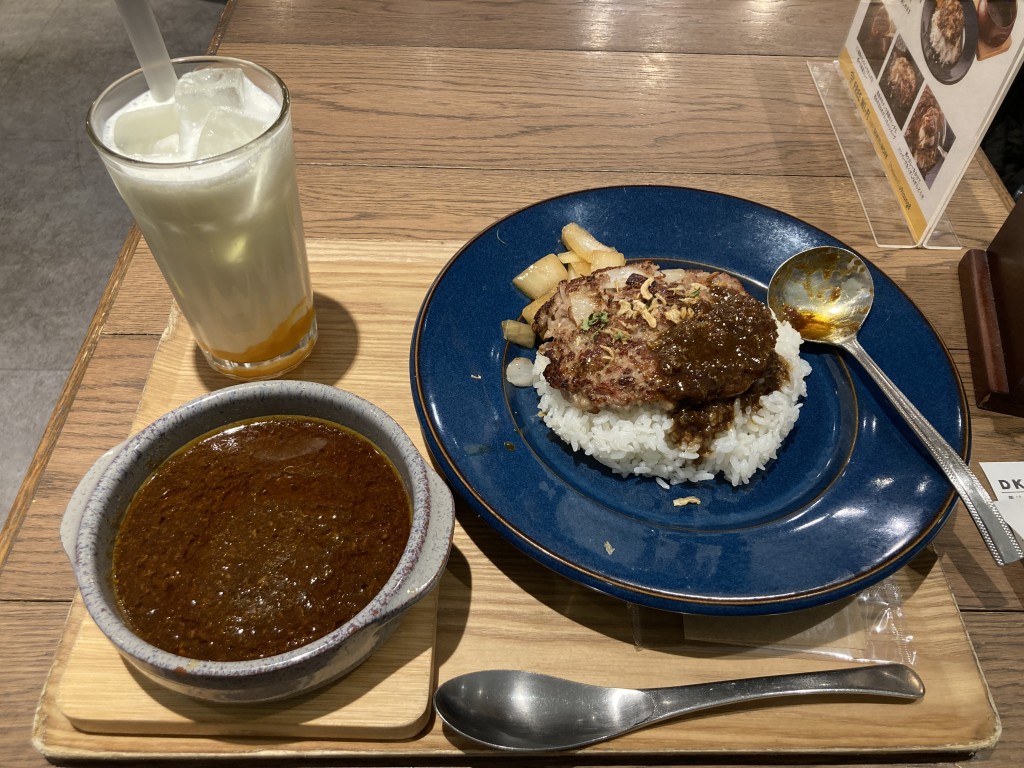 タイムイズカレー 粗挽きハンバーグカレーと季節のラッシー